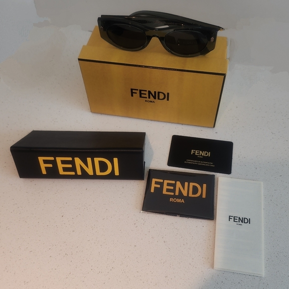🔥FENDI🔥 Green Sunglasses Bold Cat-Eye Oval Design - 100% Authentic!! - Picture 7 of 8